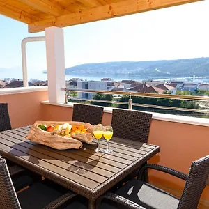 Loni Apartament